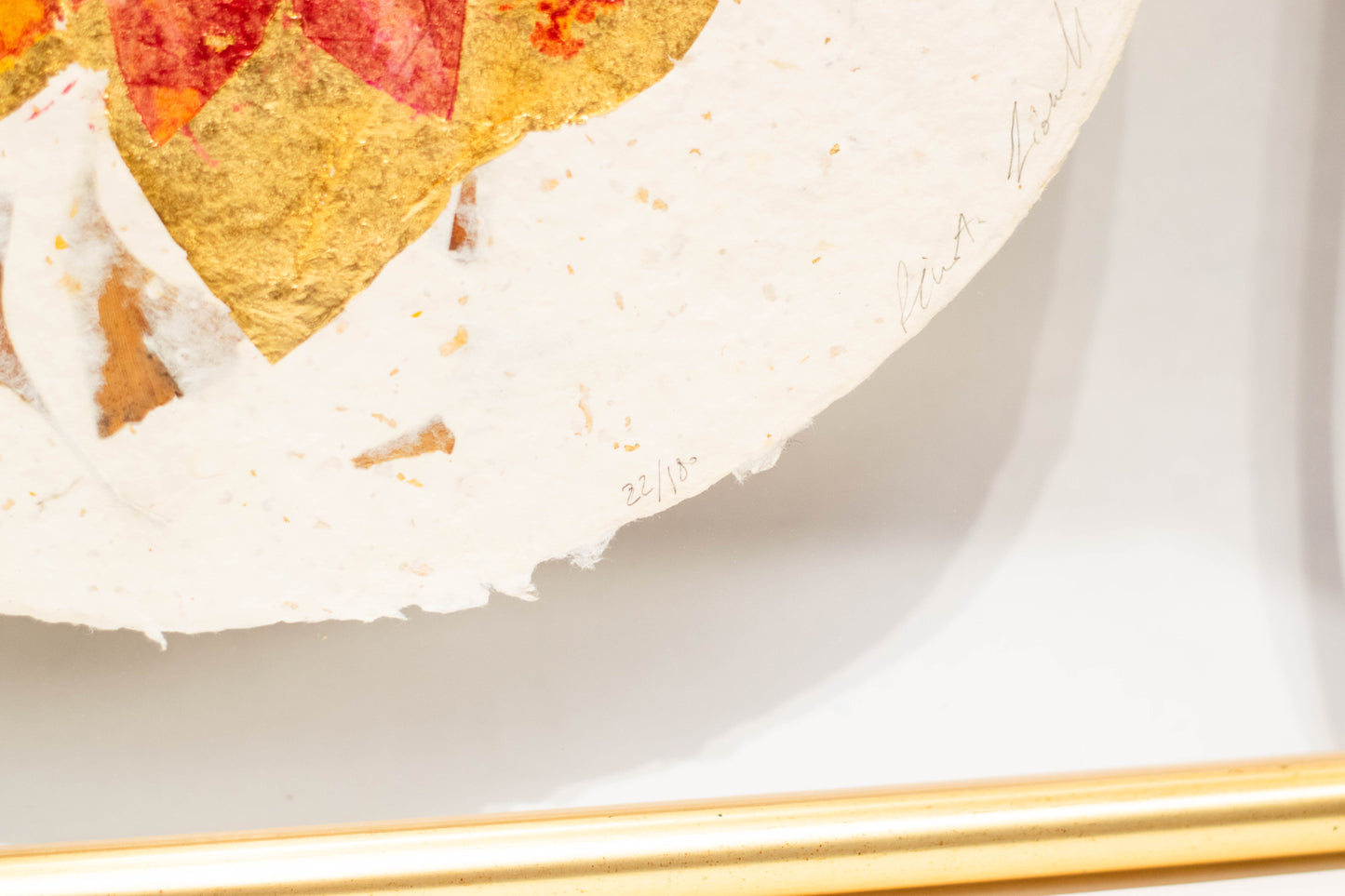 Original-Grafik „Golden-rote Blume“ auf handgeschöpften Papier mit Goldfolie hinter Glas gerahmt, unleserlich signiert