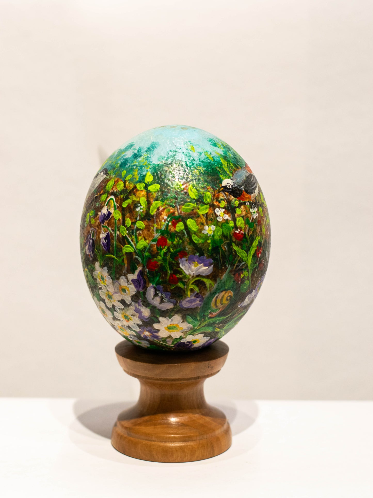 Handbemaltes Straußenei mit Gartenvögeln, u.a. Rotkehlchen, auf Holzsockel, Kurt Wicha (*1940), Mendig