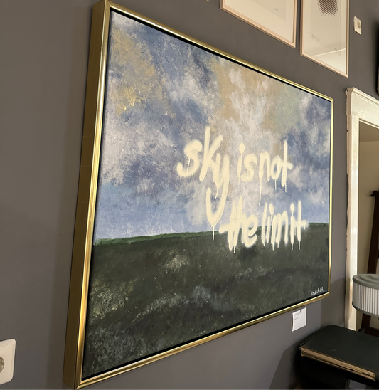 „Sky is not the limit“, Acryl auf Leinwand, Martha Claire Dahlem (*1990), goldenfarbener Metallrahmen, Schattenfuge