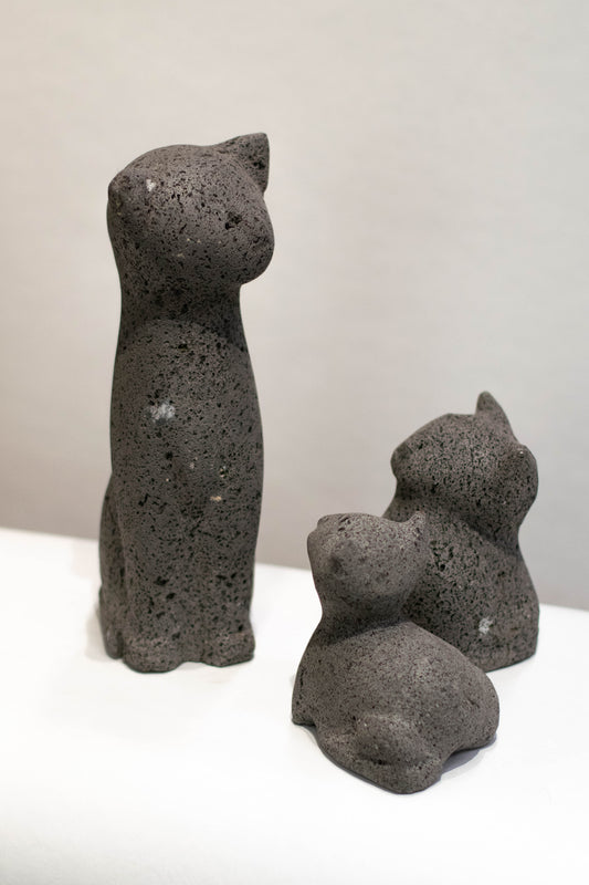 Katzenmutter mit zwei Kätzchen / Basaltskulpturen von Francesco Caligiuri Plaidt Lavastein