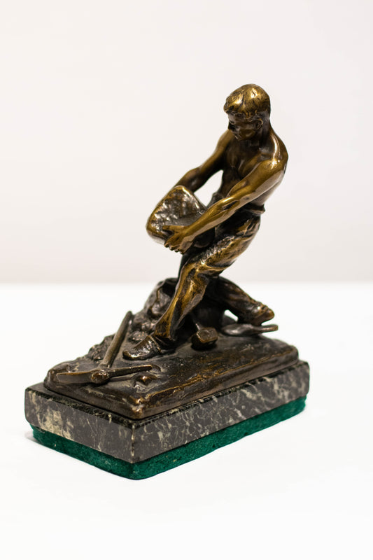 Original-Bronze auf Marmor von Ludwig Eisenberger (act. c. 1895-1920), Steintragender Mann / Steinhauer