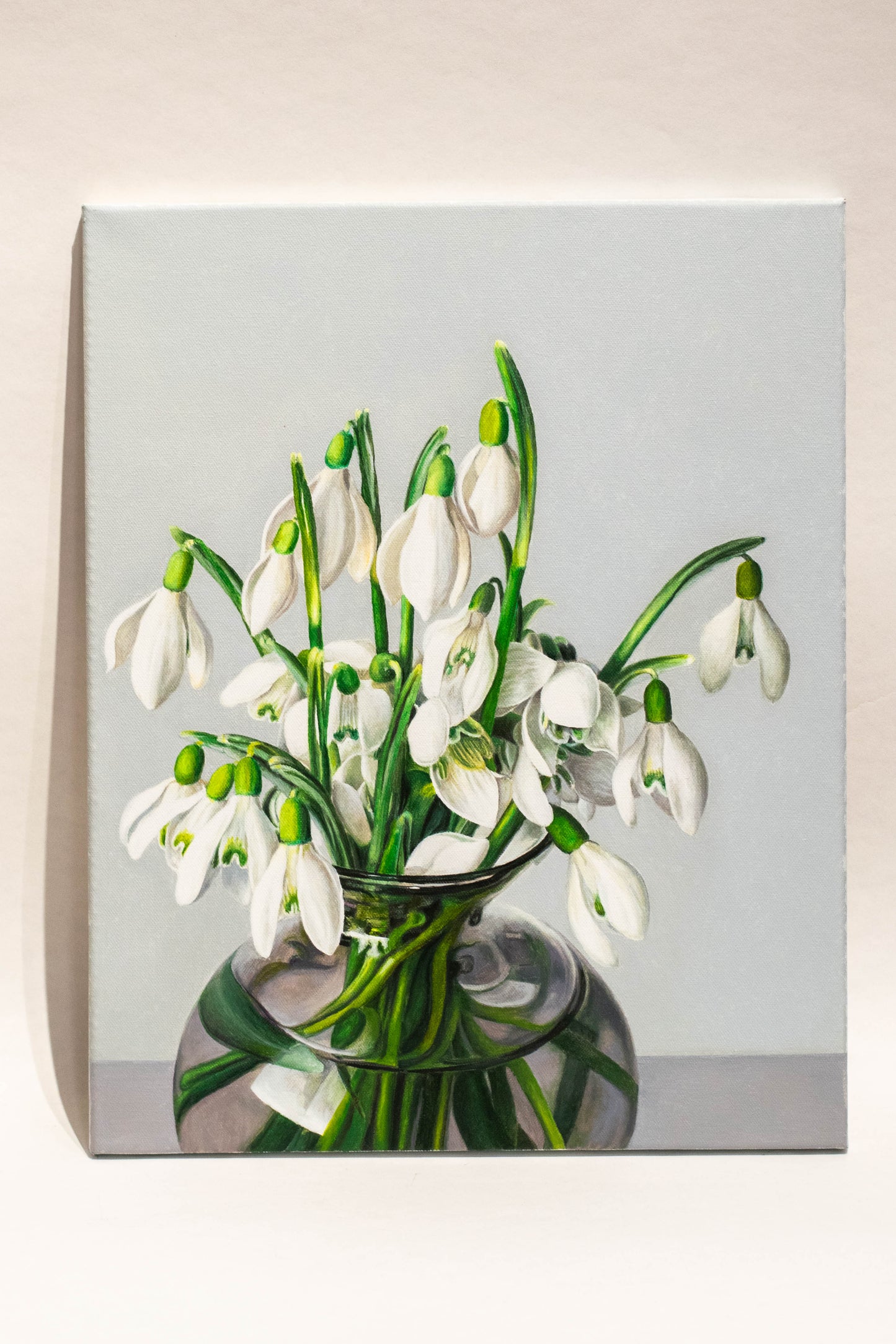 Zarte Schneeglöckchen in Rauchglasvase - Eindrucksvolles Stillleben-Gemälde von Wolfgang Eberhardt (*1949) aus Münstermaifeld. Hyperrealistische Malerei at its best