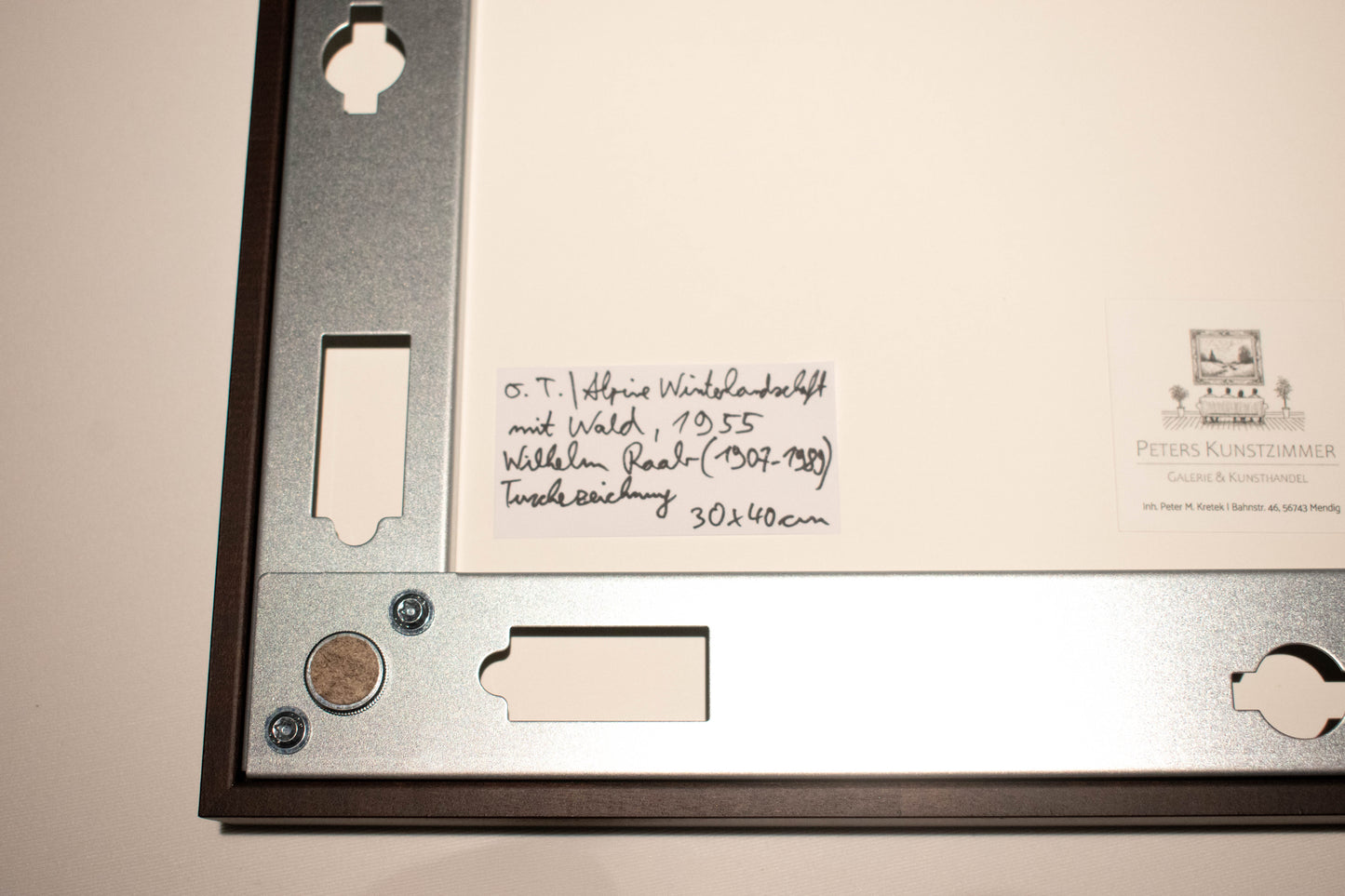 Alpine Winterlandschaft mit Nadelwald, Tusche auf Papier von Wilhelm Raab (1907-1989), 1955, 30x40 Conservo Holz Halbe-Rahmen mit Artglass 92 verglast